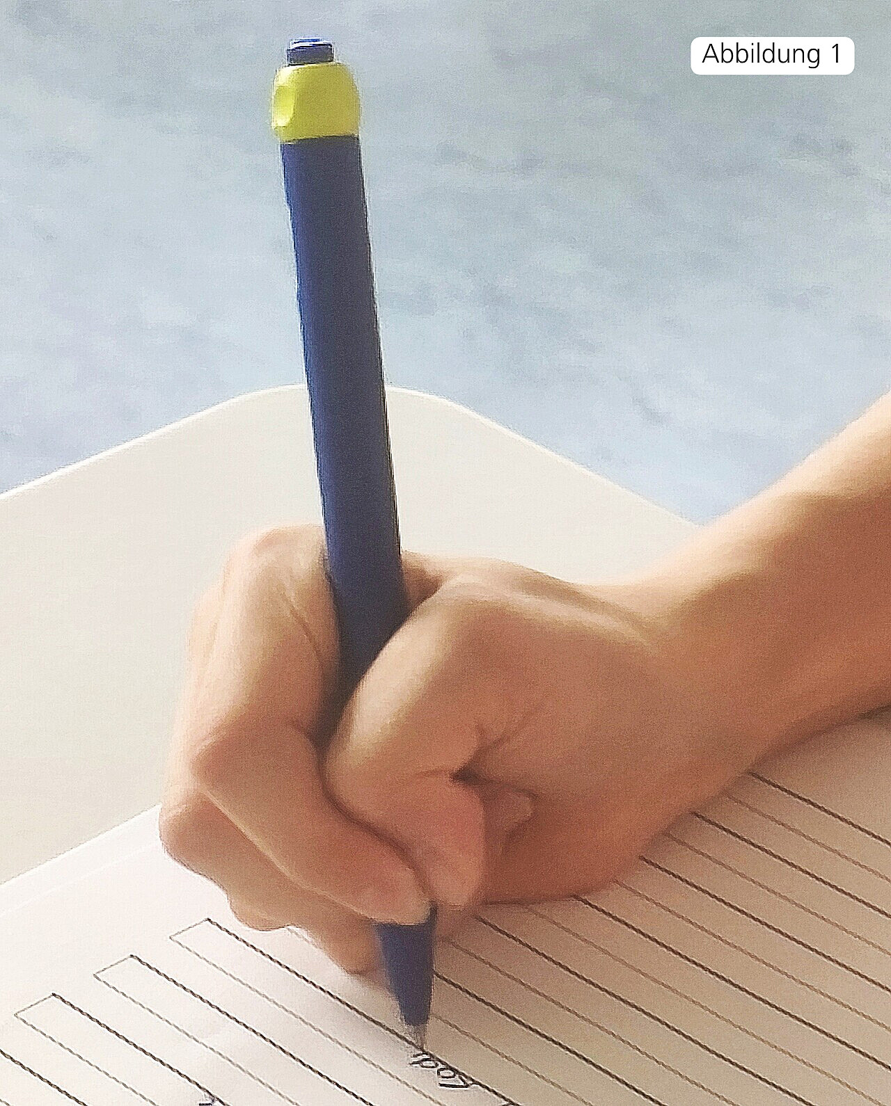 Kind hält Stift in disfunktionaler Stifthaltung